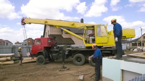 grúa y camión para la construcción de casas