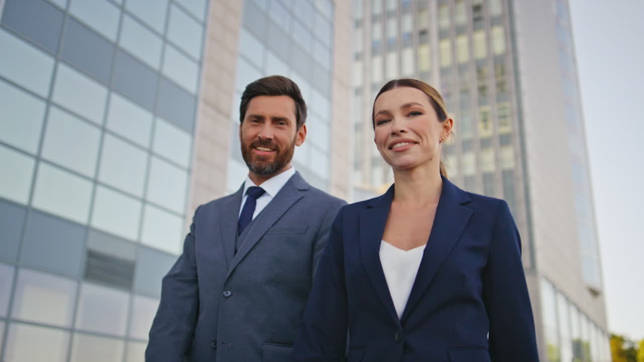 trabajadores corporativos caminando por la calle sonriendo de cerca. elegante pareja de negocios paseo