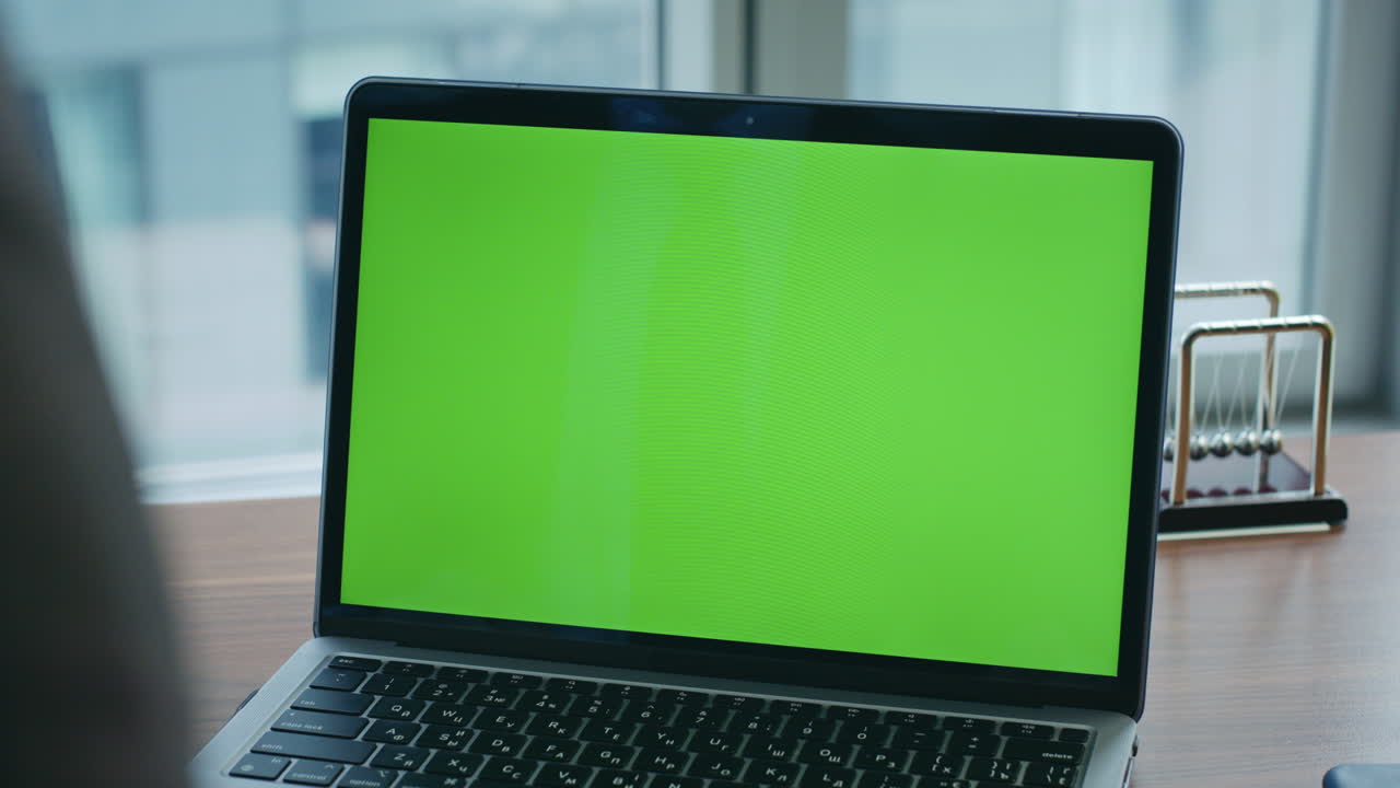 computador portátil de chave de croma moderno escritório de mesa de pé de perto. pessoa sentada computador