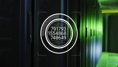 animación del procesamiento de datos a través de un escáner redondo contra la sala de servidores de computadoras.