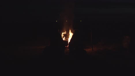 conversación de fogata de 2 hombres, noche oscura 4k