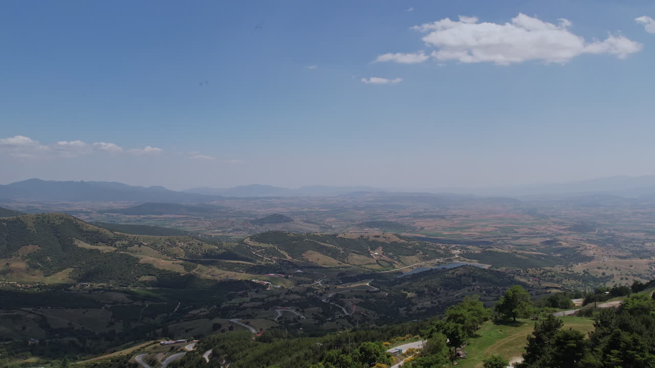 una vista aérea de la aldea livadi ubicada en el monte olimpo
