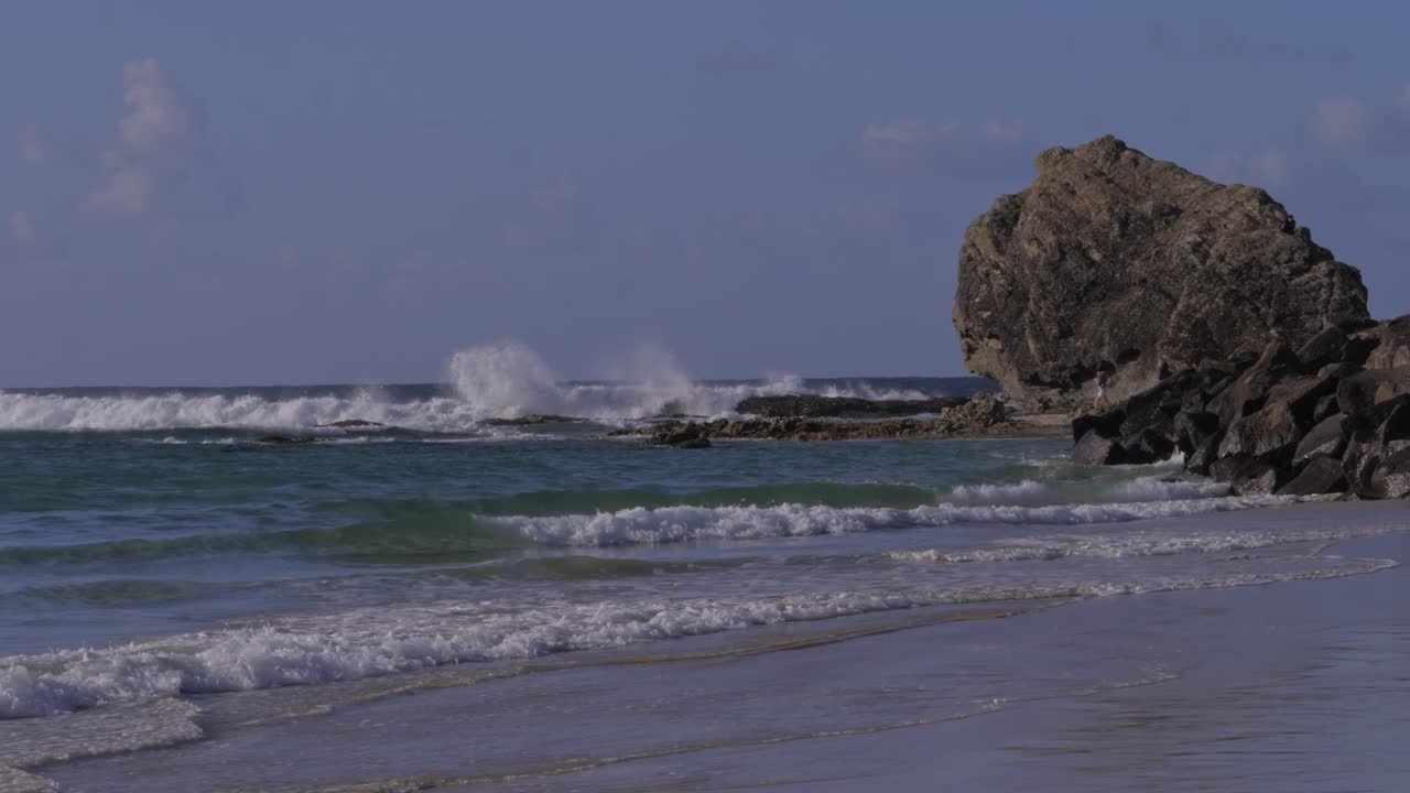 Persone a Currumbin Rock - Punto panoramico a Currumbin, Queensland, Australia