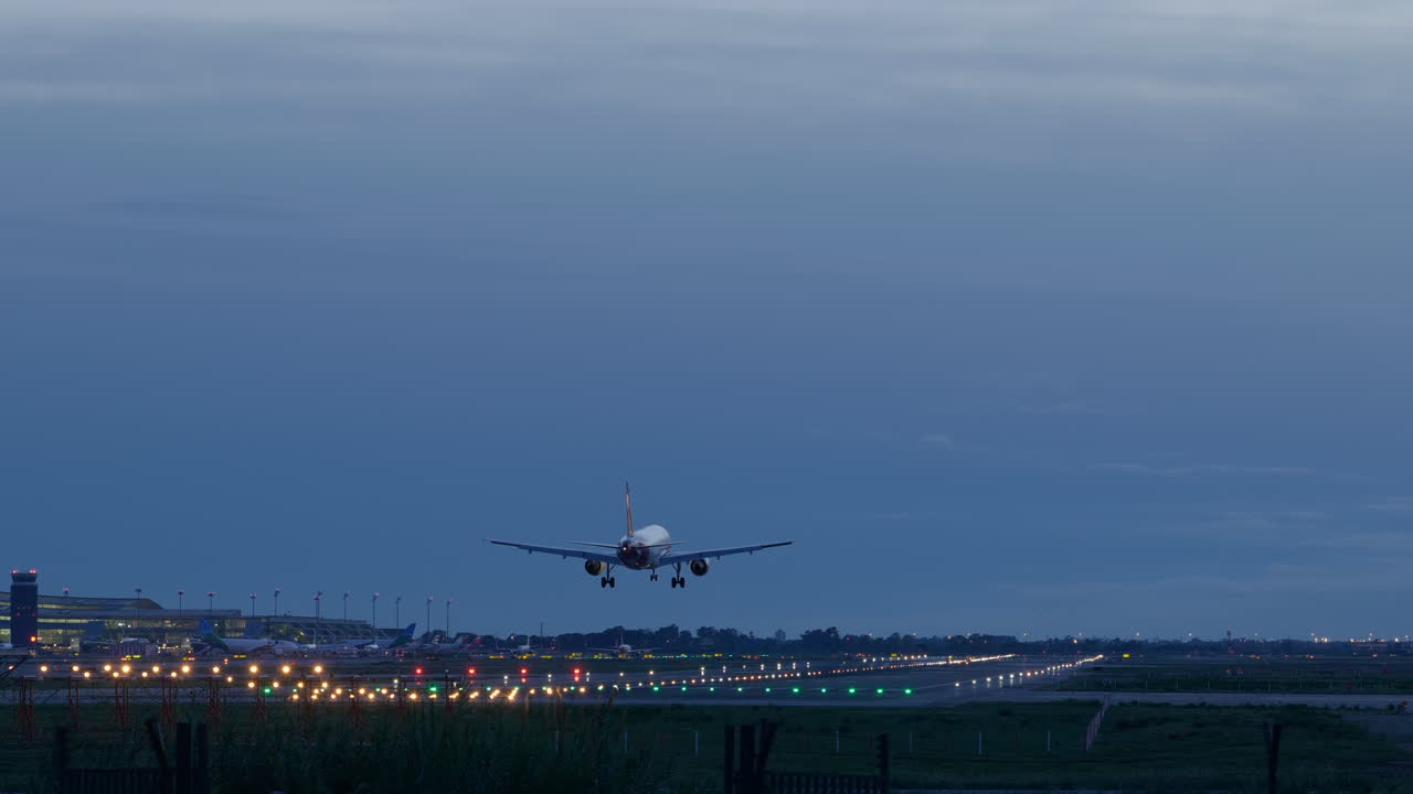 avión de pasajeros llegada aterrizando en barcelona durante la hermosa
