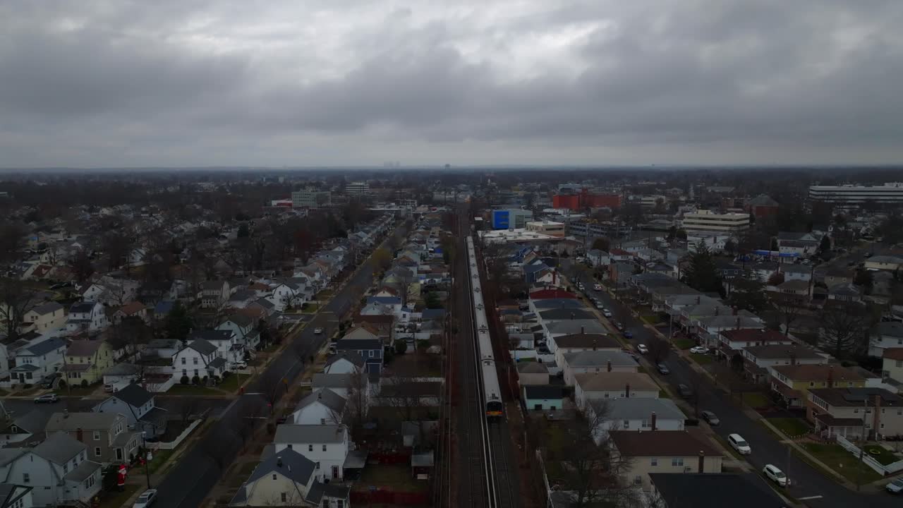 una vista aérea de un tren de ferrocarril de larga isla viajando en un día nublado