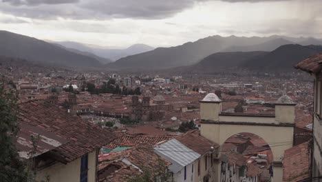 hermosa vista sobre el paisaje urbano de cusco en los andes, perú