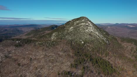 retroceso aéreo con decente más lejos de la montaña cubierta de nieve en maine