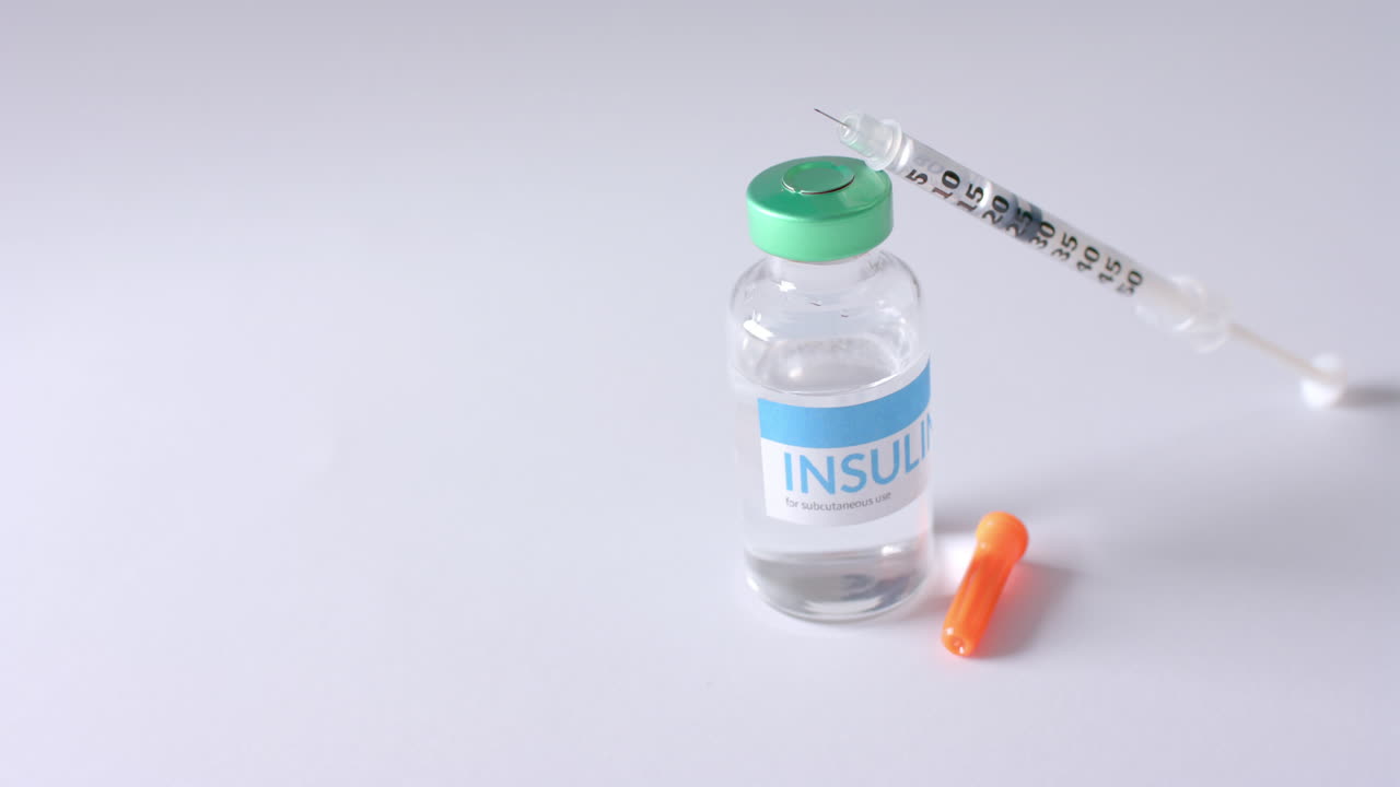 인 ⁇ 린 병과 주사기의 클로즈업 회색 배경에 복사 공간, 느린 동작