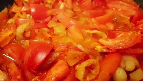 cocinando un plato húngaro tradicional llamado lecs?