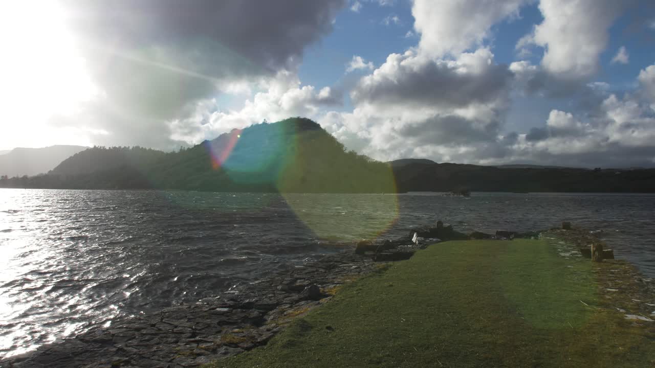 해가 지는 동안 아일랜드의 산에서 호수에 밀어  ⁇