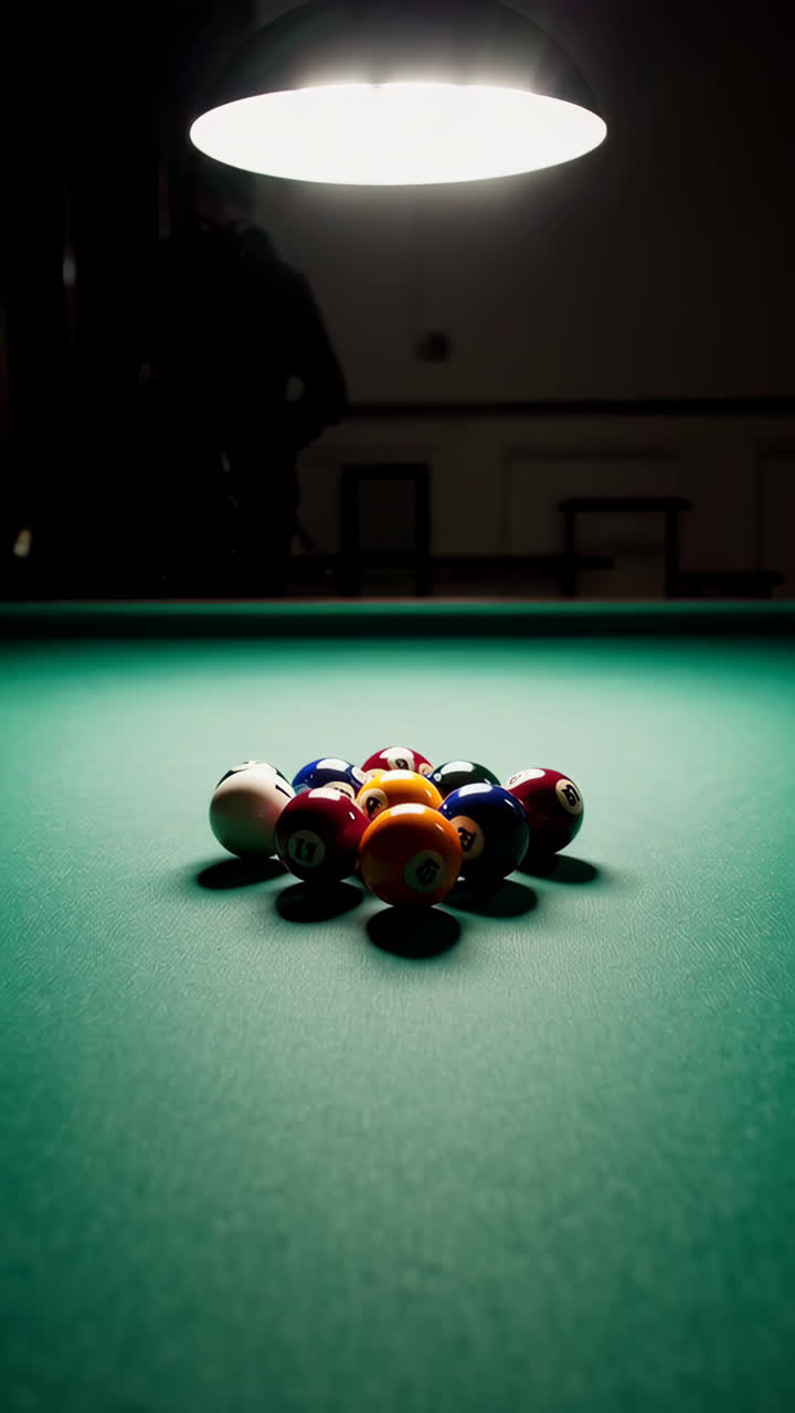 Tavolo in una piscina in una stanza buia