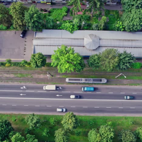 drone se eleva por encima de la intersección de las carreteras en un suburbio