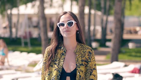 chica atractiva apariencia camina a lo largo de la orilla de la playa