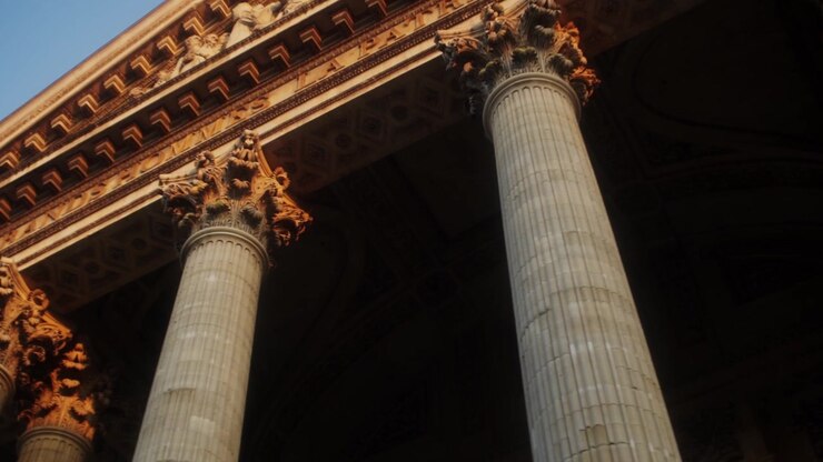 I grandi pilastri in pietra del Pantheon di Parigi