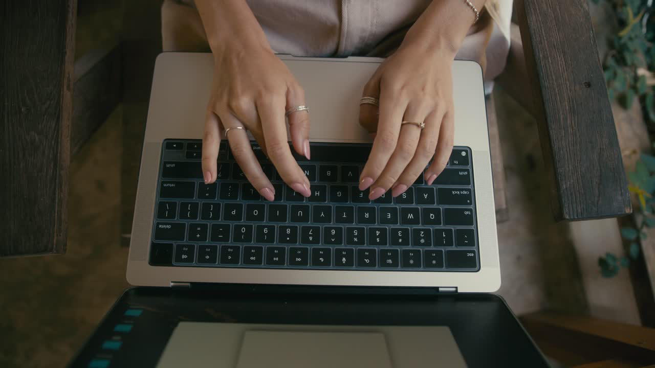 Close-up van vrouwenhanden die typen op een laptoptoetsenbord