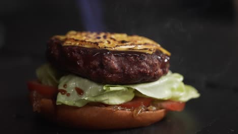 Der-Chefkoch-Grillt-Amerikanischen-Käse-Auf-Einem-Gourmet-Hühnchenburger-Mit-Einer-Küchenbrennerlampe