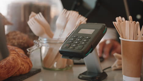 cliente que paga usando un teléfono inteligente que compra café en una cafetería cliente feliz que disfruta del servicio que gasta dinero en un restaurante