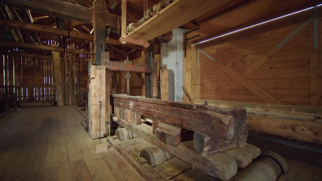 interior de aserradero de madera antiguo