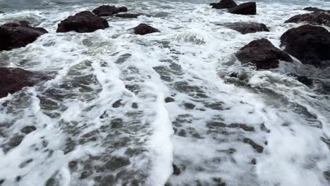 Primer-Plano-De-Olas-Rompiendo-En-El-Agua-En-La-Costa-Rocosa-Playa-De-Cola-Goa-India-4k