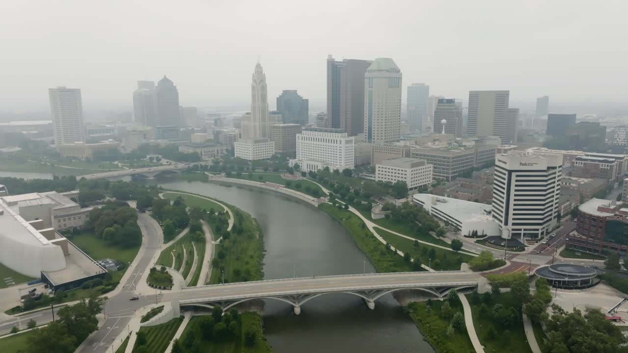 vista aérea de columbus ohio pasando sobre el puente de rich street y el río scioto en un día de niebla y humo