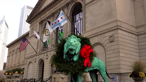 famosa estatua del león de chicago con decoración navideña