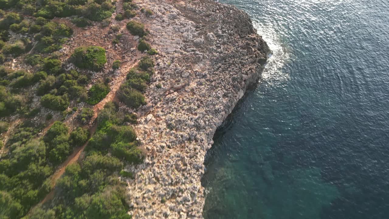 volando hacia los acantilados escarpados en la costa cerca de sa coma, mallorca, españa