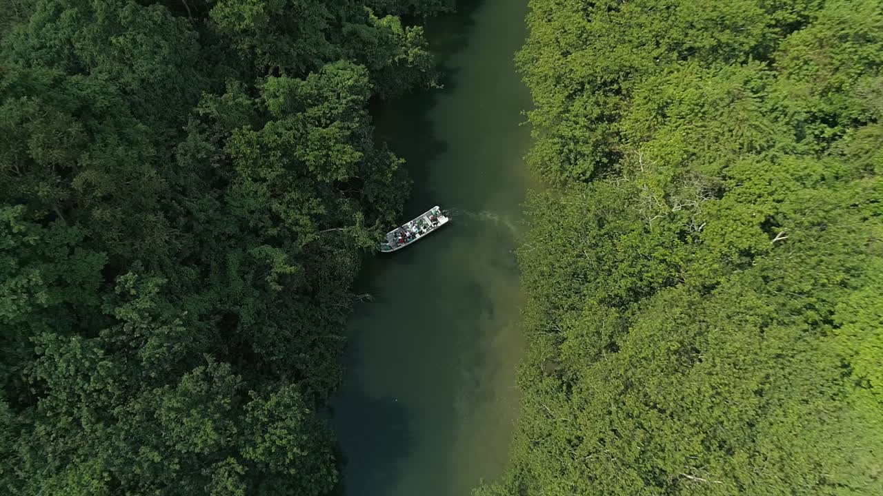 turistas en barco en el parque nacional humedales del ozama en república dominicana