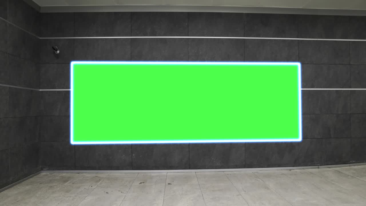 cartel en pantalla ancha vacío con pantalla verde, canal alfa. marco de llave de croma en el pasillo del aeropuerto, gran pancarta para el marketing.