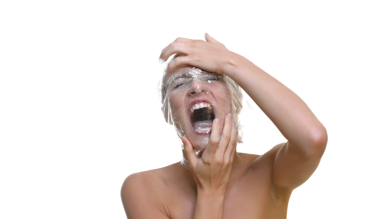 mujer peligrosa gritando, mujer loca con problemas mentales