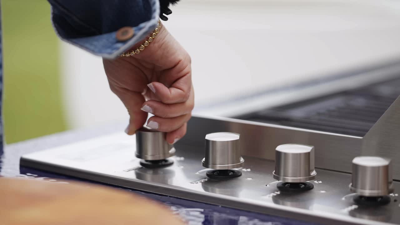 encendiendo el gas en la cocina exterior