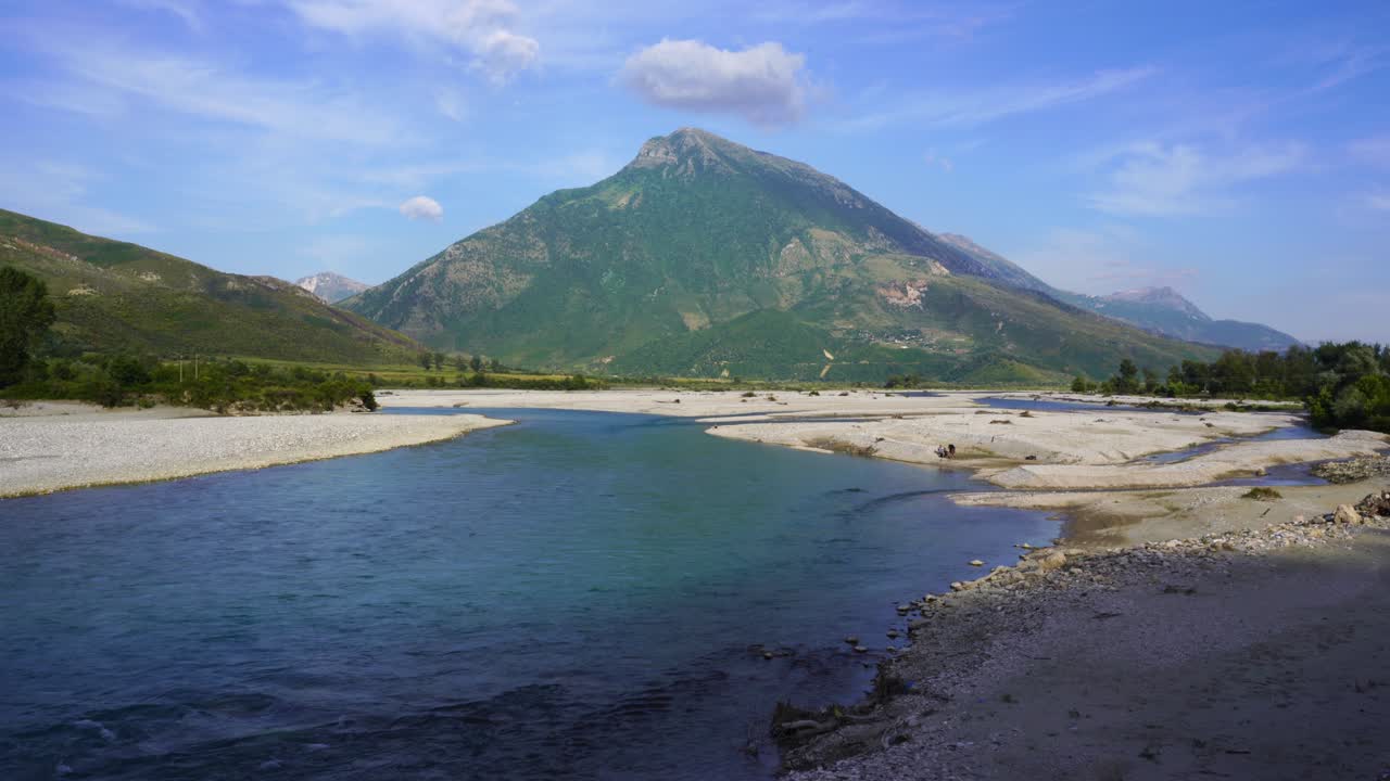 paisaje fluvial panorámico con hermosa montaña y fondo de cielo nublado en albania