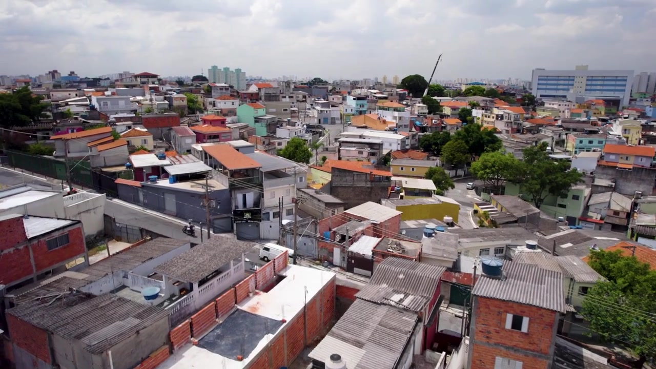 Dron volando sobre una comunidad humilde en São Paulo, Brasil (Brasilândia).
