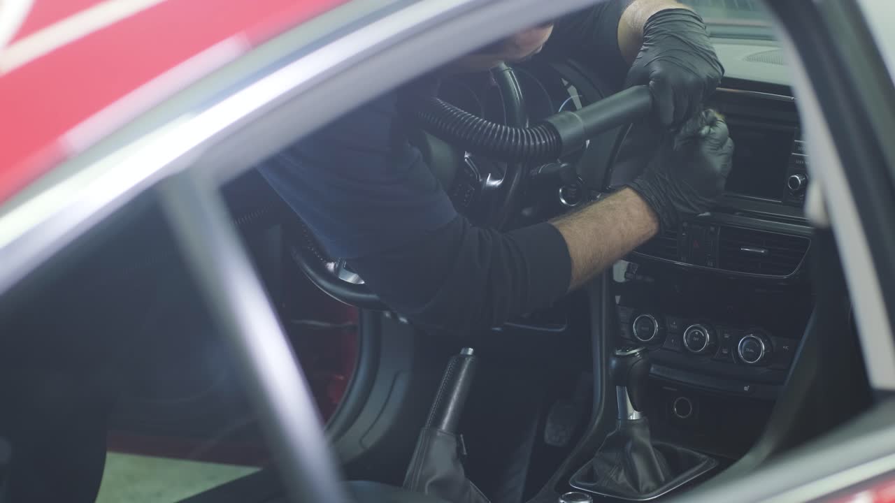 limpieza profesional de automóviles. lavado de sars. detalles interiores. limpieza en seco y detalles del interior de un automóvil. limpeza profunda de asientos. limpeza de espuma en el lavado de automóviles; limpieza del panel del automóvil del polvo. una aspiradora