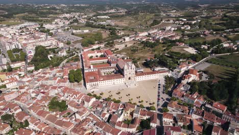 paisaje urbano de alcobaca y el famoso monasterio