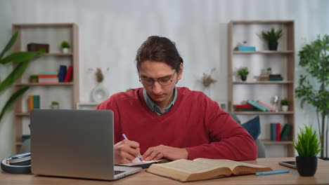 estudiante que estudia en el hogar