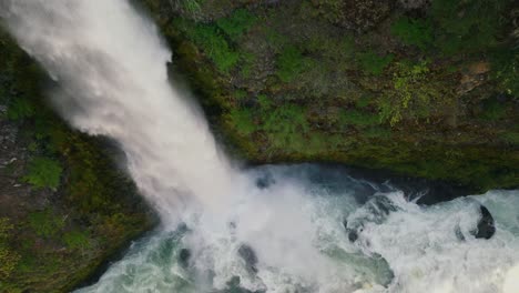 Mill-Creek-Fällt-Im-Südlichen-Oregon-Auf-Den-Upper-Rogue-River