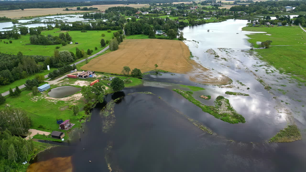 Luftoptagelser af oversvømmede landbrugsarealer på grund af kraftig regn, der strækker sig langt. Naturkatastrofe. Kaos for de lokale