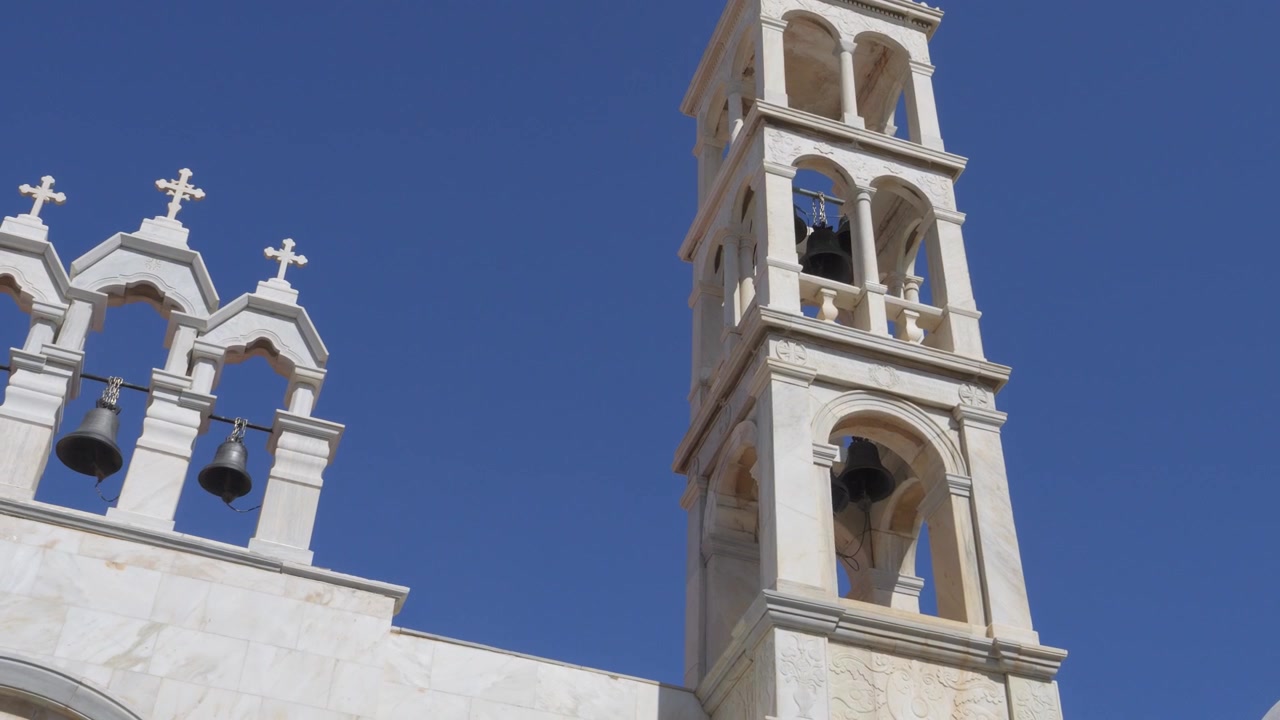Veduta dettagliata dell'iconico campanile in marmo del Monastero di Panagia Tourliani in Grecia. Inquadratura verso l'alto