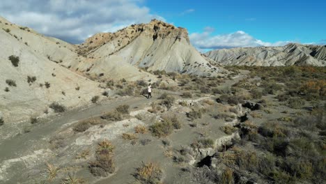 caminata en solitario a través del desierto de tabernas en almería, andalucía, españa - aérea