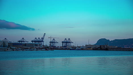 Zeitraffer-über-Den-Hafen-Von-Algeciras-In-Der-Dämmerung-Mit-Blick-Auf-Den-Frachthafen-Und-Die-Kräne