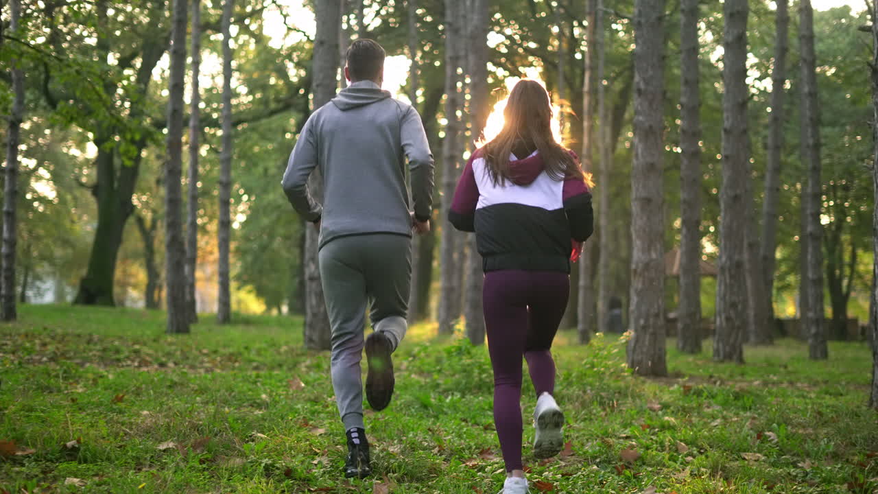 Casal correndo na floresta
