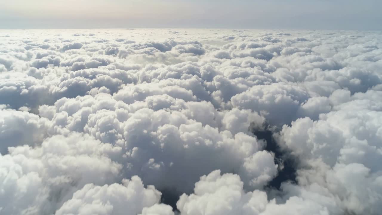 Drone igangsætter en fremadgående bevægelse, der afslører cumulus-skyttoppe over skylaget og viser et smalt hul.