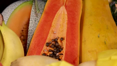 una variedad vibrante de frutas frescas en rodajas