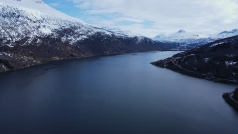 Fiordo-De-Gratangen-Rodeado-De-Montañas-Nevadas-En-Gratangen,-Condado-De-Troms,-Noruega