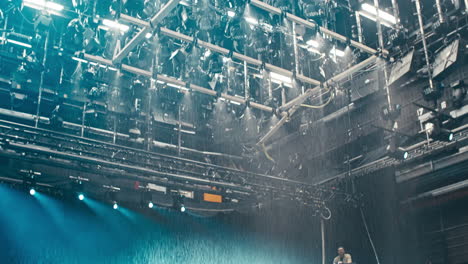 una máquina de lluvia de efectos especiales en un estudio de cine con un techo lleno de luces de película
