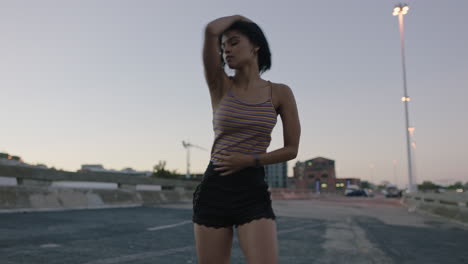 Mujer-Bailando-Atractiva-Bailarina-Callejera-Hispana-En-La-Ciudad-Realizando-Movimientos-Contemporáneos-De-Hip-Hop-Disfrutando-De-La-Expresión-De-Danza-Moderna-Al-Atardecer