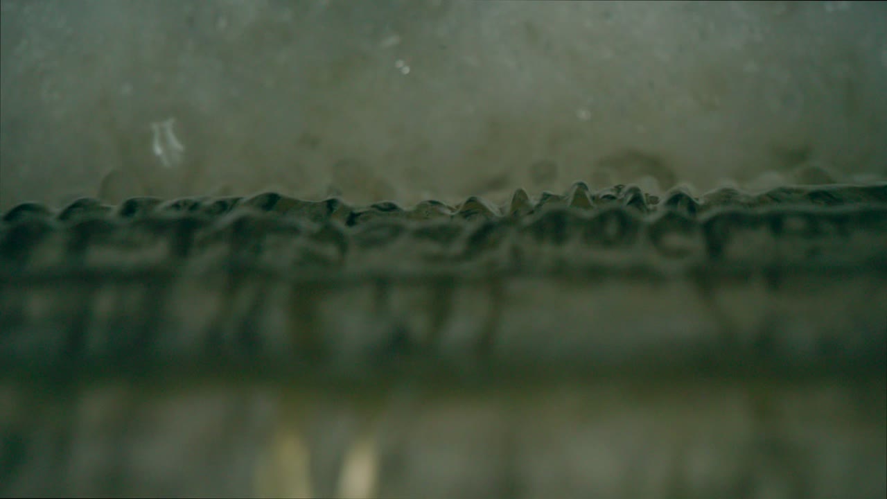 un chorro de agua burbujeante de un arroyo que fluye hacia abajo