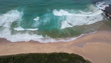 Wellen,-Die-Auf-Leeren-Strand-Krachen,-Aerial-Lake-Conjola,-Australien