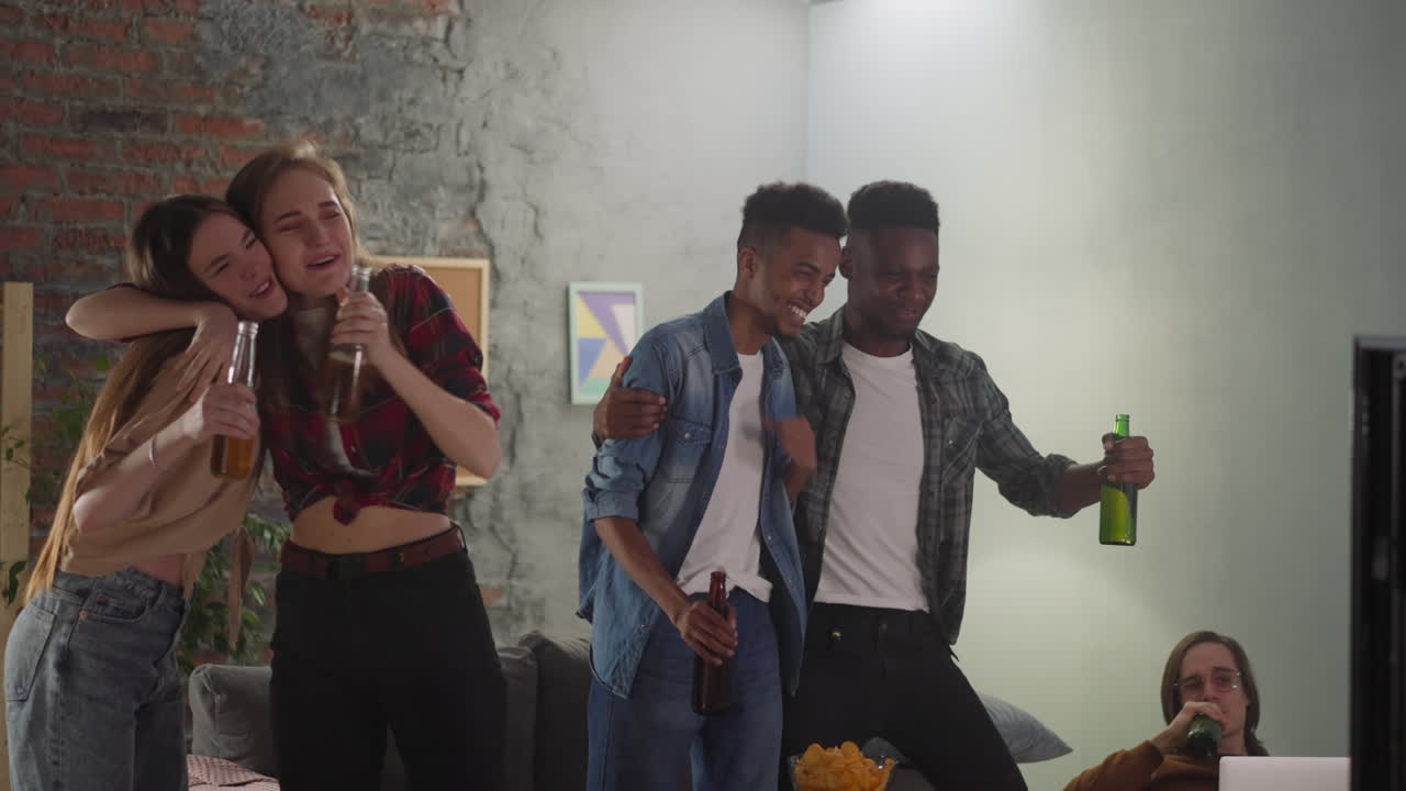 amigos alegres con un abrazo de cerveza celebrando la victoria del equipo