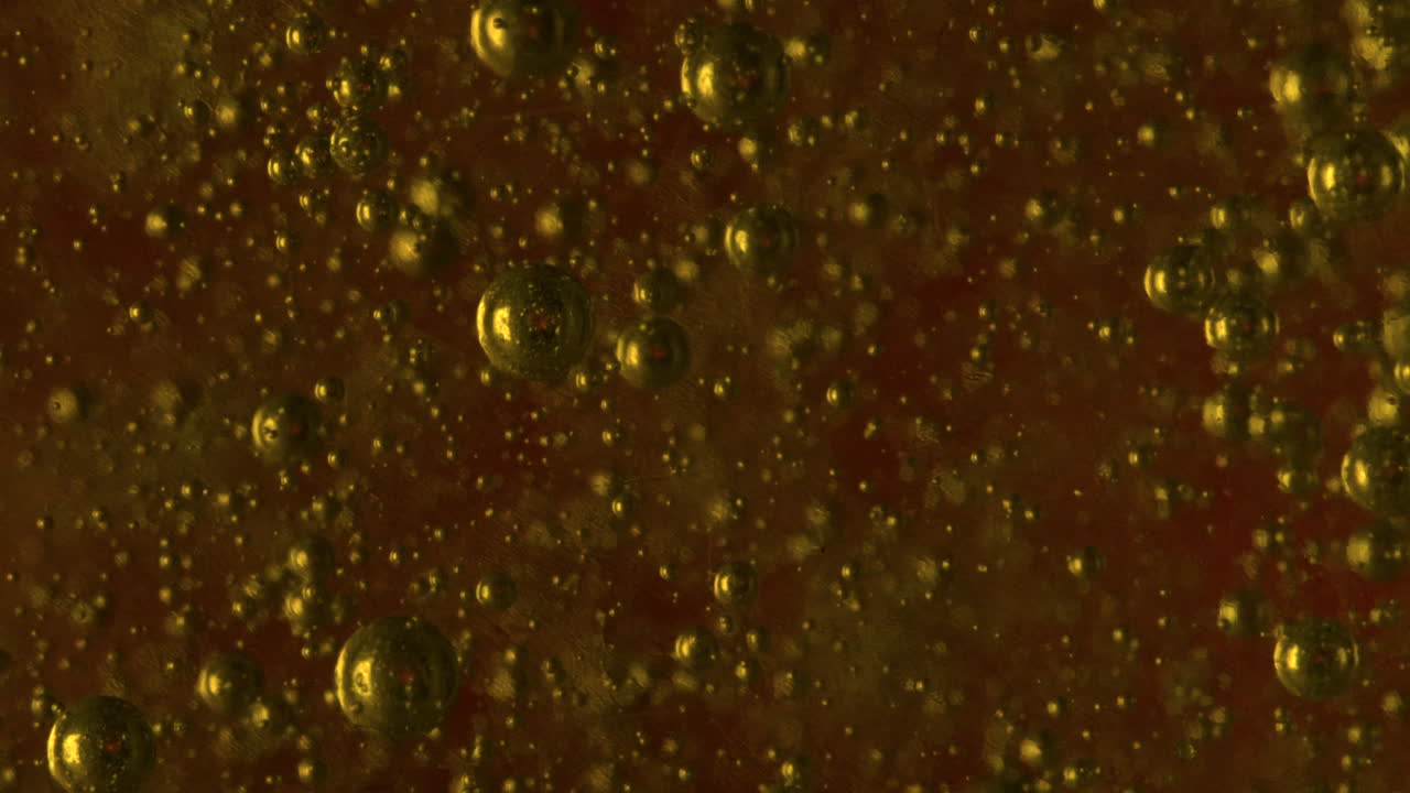 액체 젤 거품이 천천히 상승합니다. 매크로 촬영